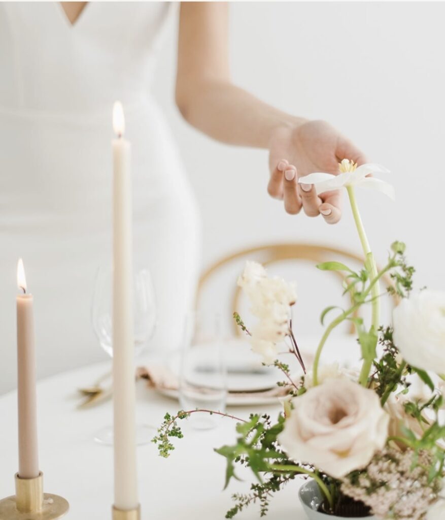 介護現場で利用者さんの不安に寄り添いたいけれど方法がわからず悩む看護師や介護士、そして在宅介護で心身ともに限界を感じている家族の様子